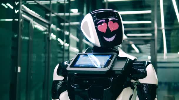 El droide cibernético tiene ojos de corazón. — Vídeo de stock