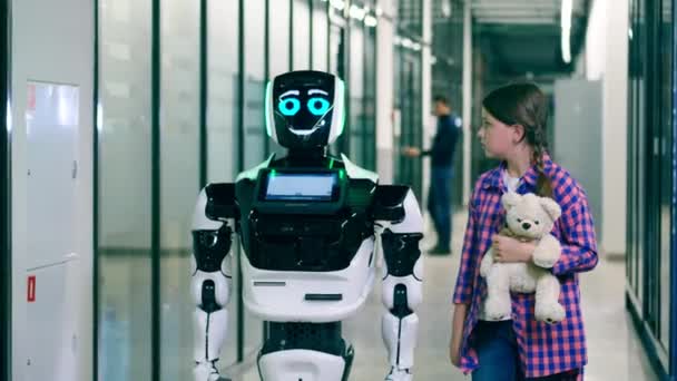 Ihmismäinen droidi, kyborgi ja nuori tyttö juttelevat. — kuvapankkivideo