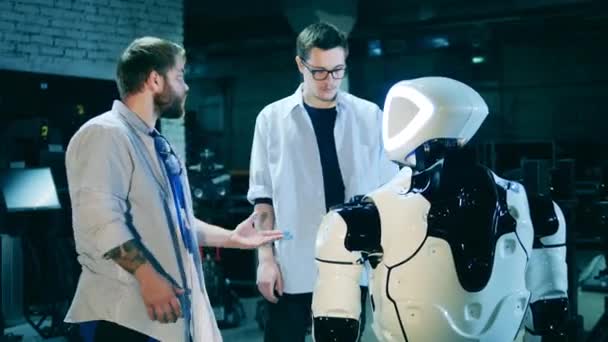 Βιομηχανικοί Μηχανικοί Ρομποτικής, ειδικοί παρατηρούν μια ρομποτική μηχανή. Έννοια τεχνολογίας καινοτομίας. — Αρχείο Βίντεο