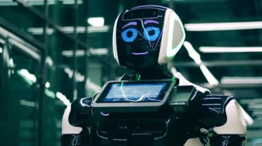 Robot teknolojisi, yenilik kavramı. Biyonik robot neşeli ve kalbi var.