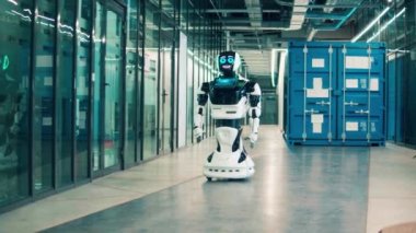 Yenilik teknolojisi konsepti. Robot, biyonik sayborg ofis koridorunda ilerliyor.