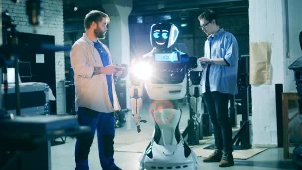 Robot biónico, cyborg está siendo operado por ingenieros robóticos. Concepto de tecnología innovadora. — Vídeo de stock