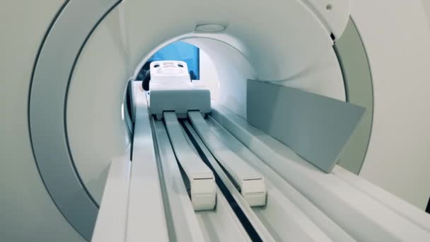 Пацієнт на столі переміщується в КТ сканер — стокове відео