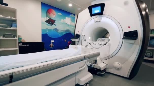 Escáner CT moderno con una mesa móvil — Vídeo de stock