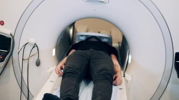 A beteg elhagyja az MRI szkennert. — Stock videók