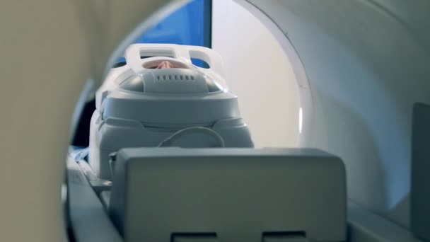 CT-Scanner mit einem Patienten darin — Stockvideo