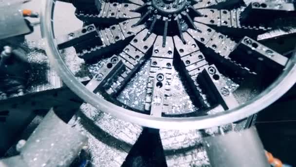 Metall cykel hjul blir mekaniskt borrade på kanterna — Stockvideo
