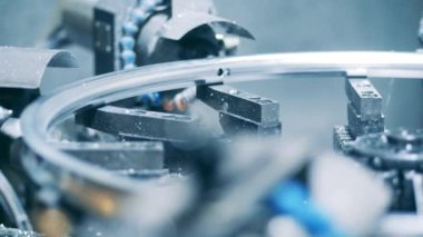 Endüstriyel makine metal bisiklet tekerleğinde delikler açıyor.