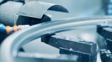 Motorun metal kenarı mekanik olarak deliniyor.