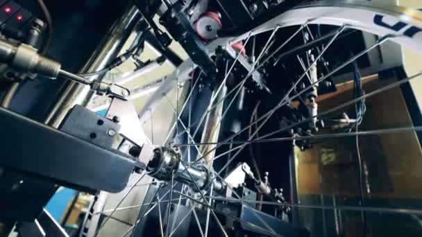 Les rayons de vélo sont régulés par une machine industrielle — Video