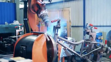 Otomatik makine motor gövdesini kaynaklıyor