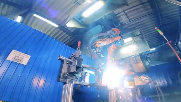 Automated mechanism is welding a metal carcass — Stock Video