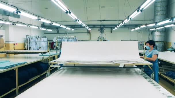 Funcionárias trabalham com tecido e equipamentos industriais — Vídeo de Stock