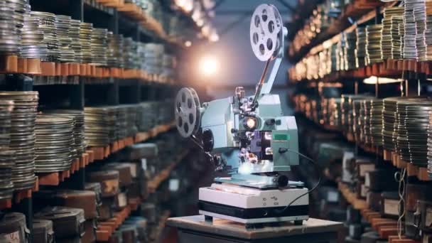 Filmprojector aan het werk in de archieffaciliteit — Stockvideo