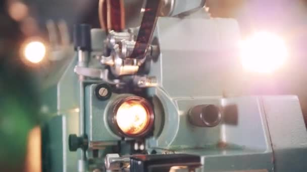 Proiettore di film funzionante e un lampo di luce da esso prodotto — Video Stock