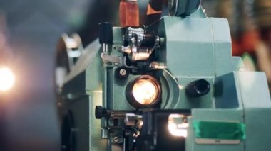 Vintage projektörü bir film kasetinin işlemini tamamladı