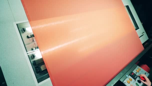 Maszyna fabryczna sprawdza tkaniny pod kątem wad — Wideo stockowe