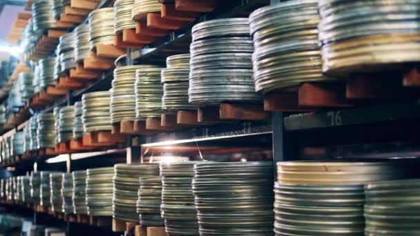 Bobines de film dans des cas stockés dans la vidéo, archives de cinéma — Video