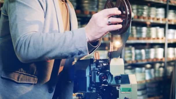 La bande de film s'installe dans le projecteur vintage — Video