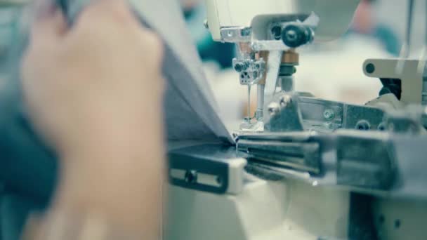 El artículo de ropa se está fabricando con una máquina de coser — Vídeos de Stock