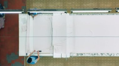 Kumaşları düzleştiren tekstil işçilerinin üst görünümü