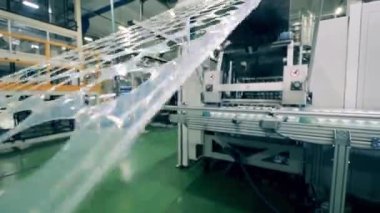 Plastik paket bir fabrika makinesi tarafından üretiliyor.