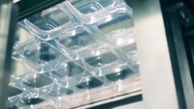 Taşıyıcı boyunca hareket eden plastik paketin yan görünümü