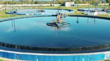 Kanalizasyon temizleme tesisinde devasa bir su deposu var.