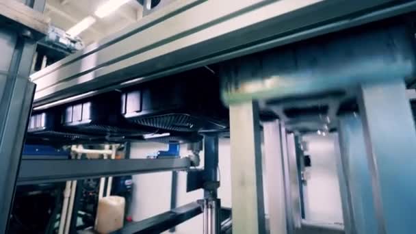 La máquina industrial está desplazando contenedores de plástico — Vídeo de stock