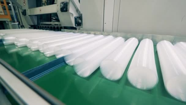 Stapel von Plastikbechern bewegen sich entlang des Industrietransporters — Stockvideo