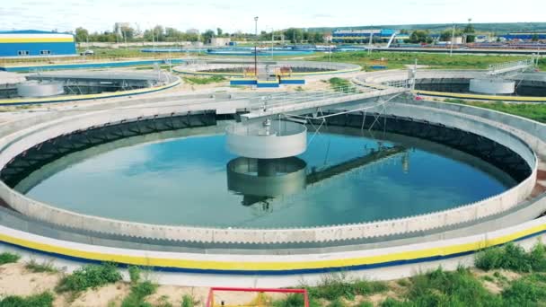 Современные круглые резервуары для очистки сточных вод на очистных сооружениях — стоковое видео