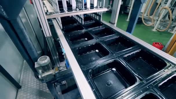 Máquina transportadora con contenedores de plástico reubicados — Vídeos de Stock