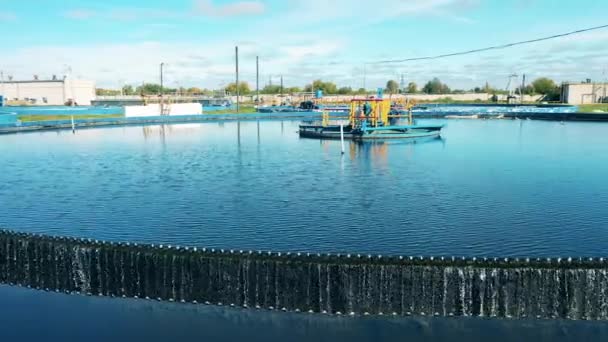 Drohnenblick auf ein großes rundes Sedimentationsbecken — Stockvideo