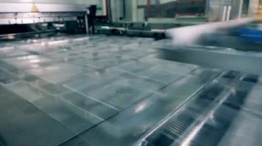 Endüstriyel mekanizma plastik paketlerin yerlerini değiştiriyor.