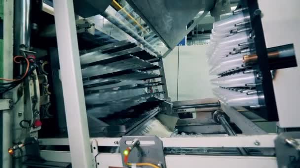 La macchina industriale sta fabbricando contenitori di plastica — Video Stock