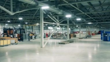 Endüstriyel üretim fabrikası içi. İçinde personelin olduğu bir soğutma fabrikasının deposu.