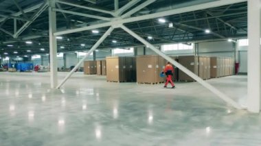 Bir soğutma fabrikasının büyük bir depolama alanı