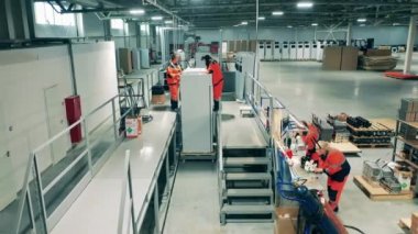 Kadın teknisyenler buzdolabı üretiyor. Sanayi fabrikası montaj hattı.