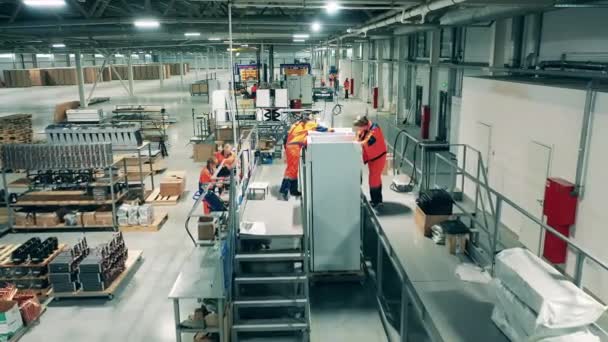 공장 근로자들이 수행하는 냉장고들의 손으로 만든 대회 — 비디오