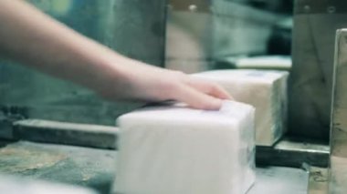 Fabrika işçisi yüz dokularını taşıyor.