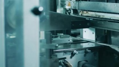 Kağıt fabrikasında kağıt mendil paketleme makinesi.