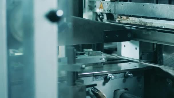 Машина для упаковки бумажных тканей на бумажном заводе — стоковое видео