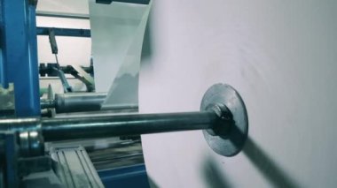 Kağıt fabrikasında çalışan kağıt dönüştürme makinesi