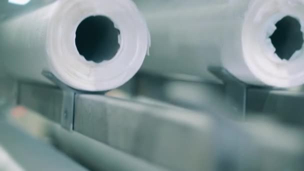 Zbliżenie zdjęcia ruchomych zwojów papieru w fabryce — Wideo stockowe