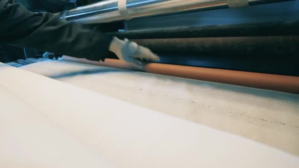 Fabriek werknemer die papier roll making machine op een papierfabriek — Stockvideo