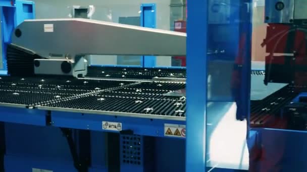 Máquinas industriais está dobrando bordas de uma folha de alumínio — Vídeo de Stock