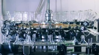 Çoklu cam şişeli alkol doldurma makinesi.