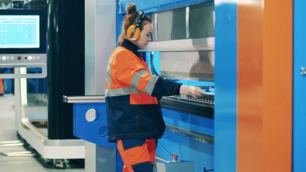 Operadora feminina está usando uma máquina industrial para dobrar alumínio — Vídeo de Stock