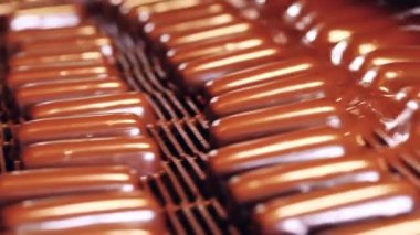 Şekerler üretim sırasında çikolata ile kaplanıyor.