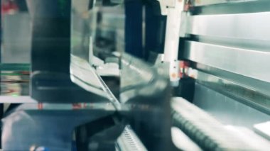 Alüminyum plaka bir kenar görünümde kırpma makinesi tarafından bükülüyor.